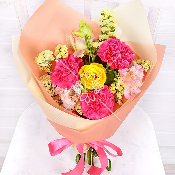 Гавайская ночь - букет  из гвоздик, эустомы и розы